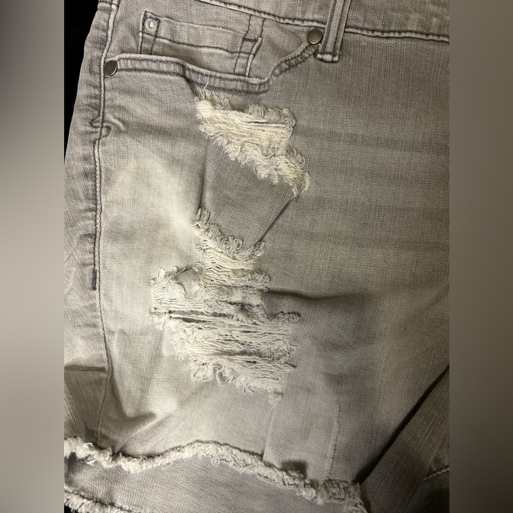 Light grey distressed jean shorts - Picture 5 of 5